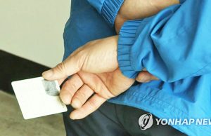 “가짜 주민등록증, 만져보고 기울여보면 식별 쉬워요”