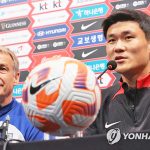 질문에 답하는 김민재