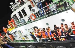 필리핀, 화물선 침몰…기름 80만 리터 유출