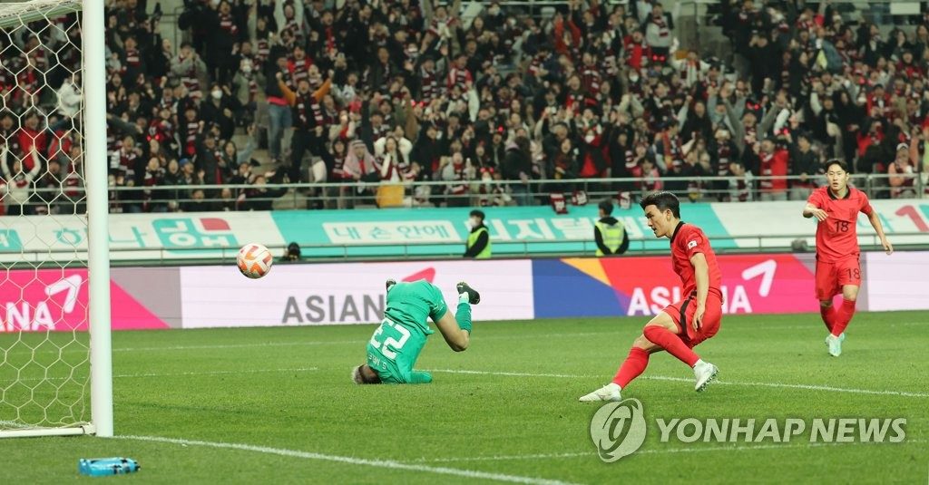 한국과 우루과이와의 축구 대표팀 평가전. 황인범이 동점골을 넣고 있다. 2023.3.28