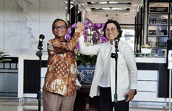 Sri Mulyani-Mahfud 두 장관이 국회출석에 앞서 기자회견하고 있다.