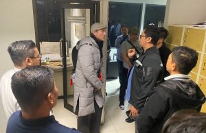 성직자에게 침 밷은 호주인, 출국 심사대에서 체포