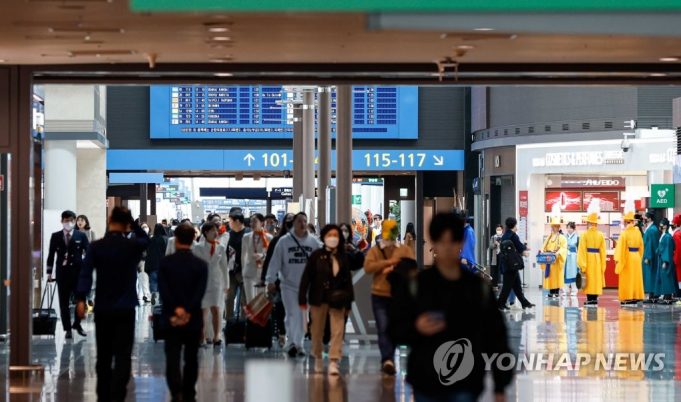 22년만에 인천공항 떠나는 롯데…온라인·해외서 돌파구 찾을까
