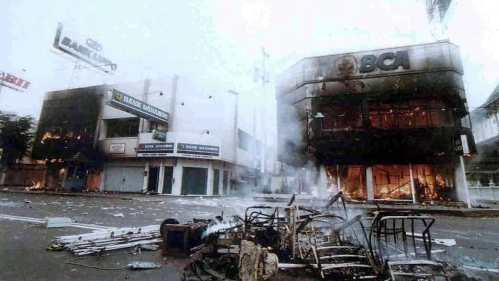 1998년 5월폭동으로 불타는 은행