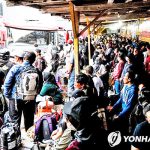 귀성 버스를 기다리는 르바란 귀성객