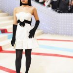 멧 갈라서 포즈 취하는 블랙핑크 제니