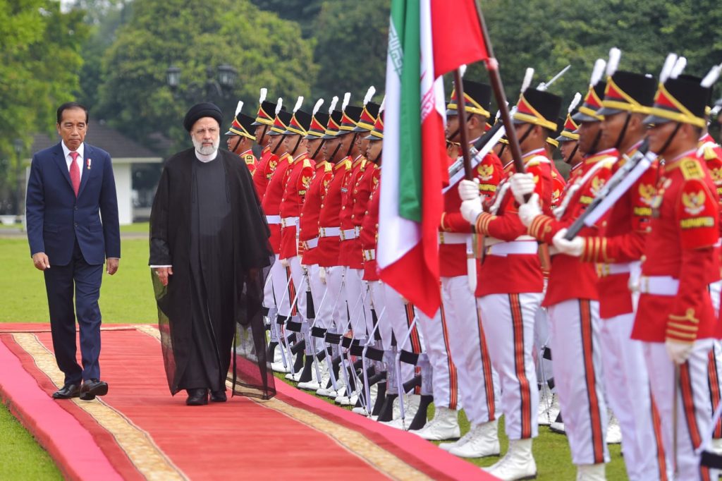 세예드 에브라힘 라이시 이란 대통령이 보고르에 있는 대통령궁에서 의장대를 사열하고 있다. 2023.5.24. 사진 내각사무처 제공