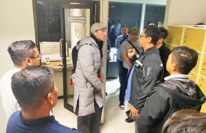 성직자에게 침 뱉은 호주인, 출국 심사대에서 체포