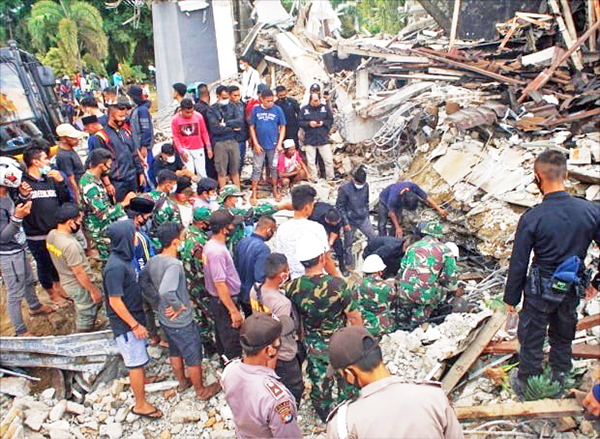 인도네시아 수마트라섬에서 규모 6.6 강진 발생 당시 사진