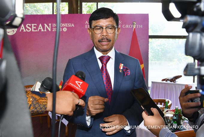 통신부 장관, 통신탑 건설 관련 부패 혐의로 체포