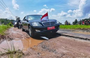 조코위 대통령 람품 방문서 비포장 도로 이용