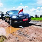 조코-위도도-대통령-차량이-지난-5월-5일-금요일-람풍-주를-방문하는-동안-파손된-비포장-도로를-지나고-있다.-630×420