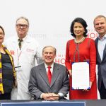 텍사스 주지사 그렉 애보트와 휴스턴 대학 연구진들, University of Houston Homepage