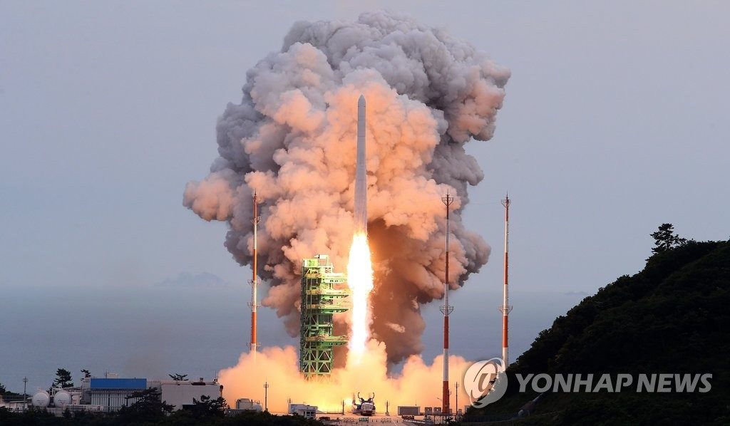 한국내 독자 기술로 개발된 한국형 발사체 누리호(KSLV-Ⅱ)가 5월 25일 오후 전남 고흥군 나로우주센터에서 발사되고 있다.