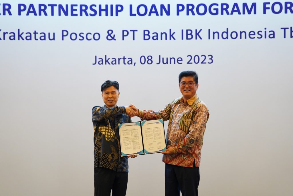 6월 8일 자카르타에서 이상호 크라카타우 포스코 생산실장(왼쪽)과 차재영 IBK 인도네시아 은행장이 철강 상생 동반성장을 위한 업무협약 체결 후 기념 촬영을 하고 있다.
