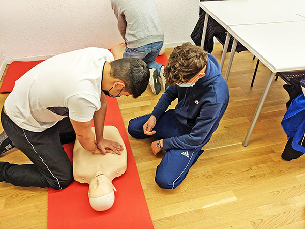 CPR을 시행하는 사람