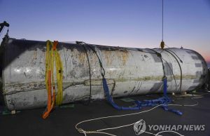북한 ‘우주발사체’ 잔해 어젯밤 서해서 인양…발사 15일만