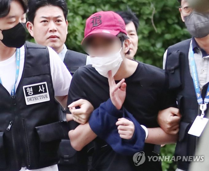 필리핀 출발 여객기서 비상문 열려던 10대…”탑승 전 필로폰 투약”