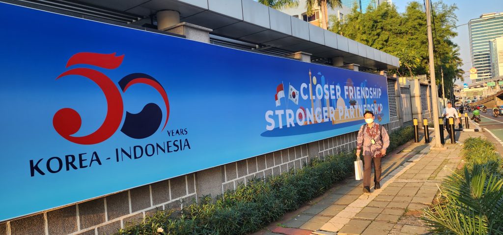 한국대사관 벽에 설치된 한-인도네시아 수교 50주년을 맞아 공식 로고 및 기념 슬로건 전광판.2023.6월 한인포스트