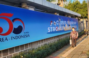 대사관, 한-인도네시아 수교 50주년 공식 로고 및 기념 슬로건 전광판 설치