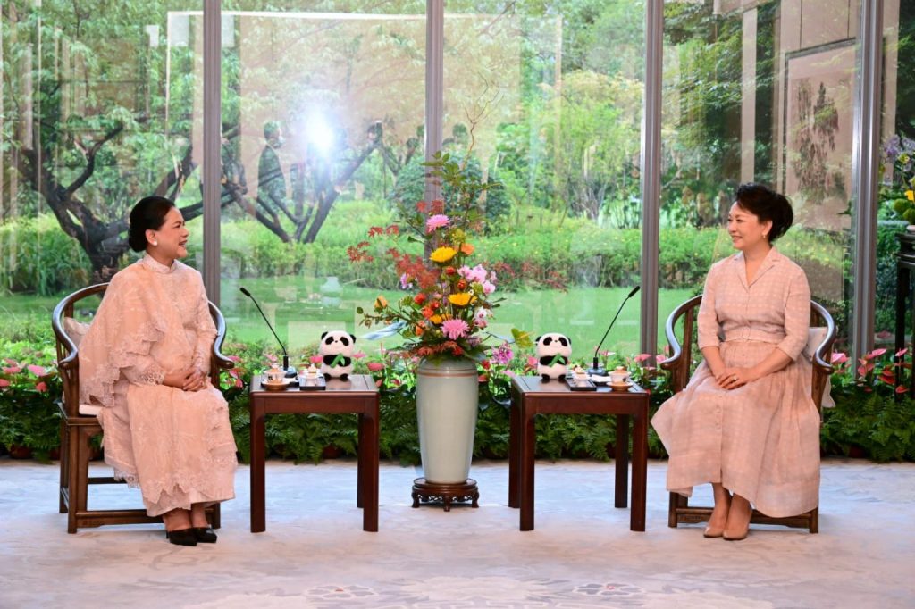 Iriana Joko Widodo 여사는 지난 7월 27일 중국 청두의 Jinnui 호텔에서 부인 Peng Liyuan 여사와 차담회를 하고 있다. 사진 대통령궁 제공