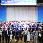 ▲ (사진) 차세대 글로벌 창업무역스쿨 모국방문교육 참여자들이 기념촬영을 하고 있다. (제공. 월드옥타)