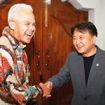 악수하는 간자르 프라노워 자바주지사(왼쪽)와 김영환 충북도지사(오른쪽).