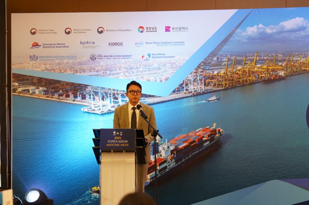 2023 KOREA-ASEAN Maritime Week 개막사를 하고 있는 김준성 KOTRA 수라바야 무역관장 2023.6.27