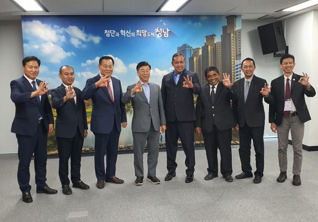 성남시청을 방문한 버카시 시 한국방문단. 좌측부터 세번째 성남시체육회 이용기 회장, 성남시 신상진 시장, 뜨리 버카시 시장. 2023.7.20