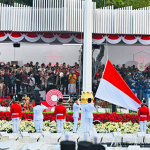 2023년 8월 17일 목요일 오후 자카르타 메르데카 궁전에서 열린 인도네시아 독립 78주년 기념 홍백기 게양식이 엄숙하게 진행되고 있다. 사진 대통령궁