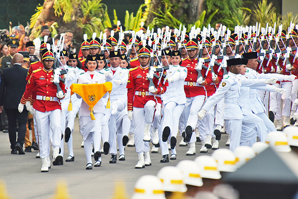 독립기념일 기수단 인도네시아 자야팀은 8월 17일 Merdeka 궁전에서 열린 홍백기 게양식 임무를 수행하고 있다.