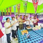 새만금 잼보리 대회 인도네시아 루디스 단장 생일을 맞아 생일케익을 준비한 김관영 지사(오른쪽)과 이광연 신할랄산업 회장과 임원들