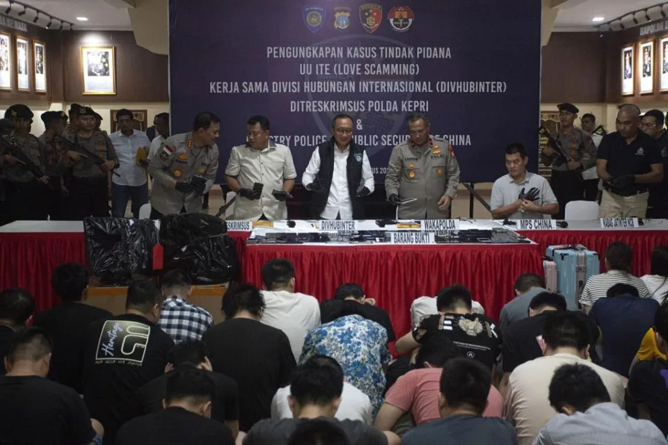 인도네시아 경찰이 리아우 섬 바탐의 카라 산업단지의 한 건물에서 로맨스 스캠 온라인 사기를 벌여온 중국인 조직을 검거하고 기자회견하고 있다.2023.0830
