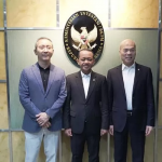 자카르타에서 열린 LG에너지솔루션 간담회에서 Bahlil Lahadalia 투자부 장관(가운데)과 권영수 LG에너지솔루션 대표(왼쪽)가 사진을 찍고 있다.  2023.8.3 사진.투자부 BKPM