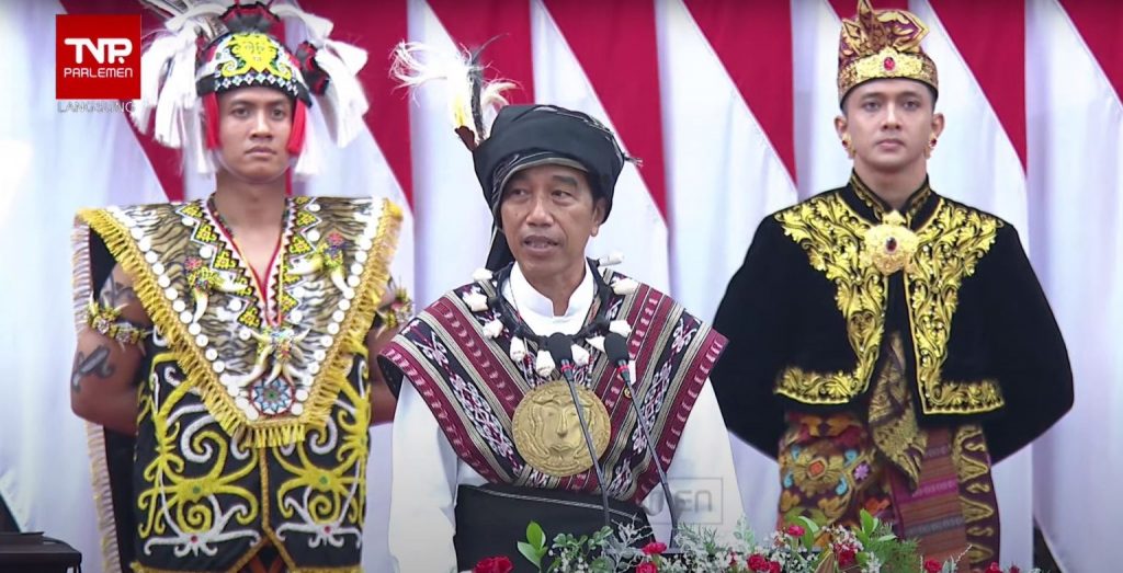 조코 위도도 대통령은 2023년 8월 16일 수요일 자카르타의 누산타라 국회의사당에서 인도네시아 공화국 독립 78주년 기념 연설을 하고 있다. 말루쿠 지방의 타님바르 전통 의상. 사진 대통령궁 영상 