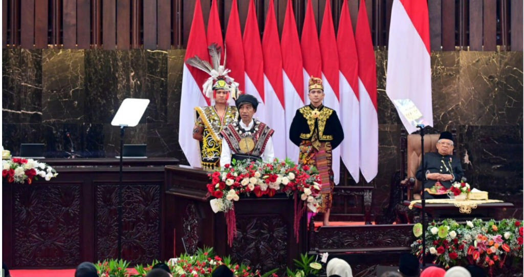 조코 위도도 대통령은 2023년 8월 16일 수요일 자카르타의 누산타라 국회의사당에서 인도네시아 공화국 독립 78주년 기념 연설을 하고 있다. 사진 내각사무국