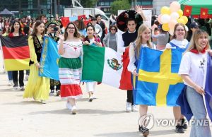 한국, 2027년까지 외국 유학생 30만명 유치한다…취업·정주까지 지원