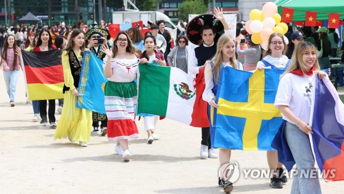 한국, 2027년까지 외국 유학생 30만명 유치한다…취업·정주까지 지원