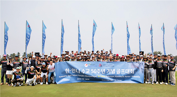 지난 8월 15일 재인도네시아한인회는 광복절을 맞아 한-인니 수교 50주년 기념 골프대회를 개최하고 기념사진을 찍고 있다. 사진 제공. 한인뉴스