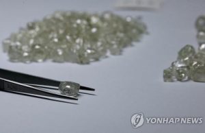 다이아 원석 가격 1년새 40% 급락…”인조 다이아 저가공세 탓”
