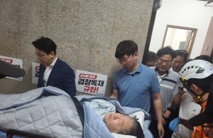 ‘단식 19일째’ 이재명 대표, 건강 악화로 병원 후송