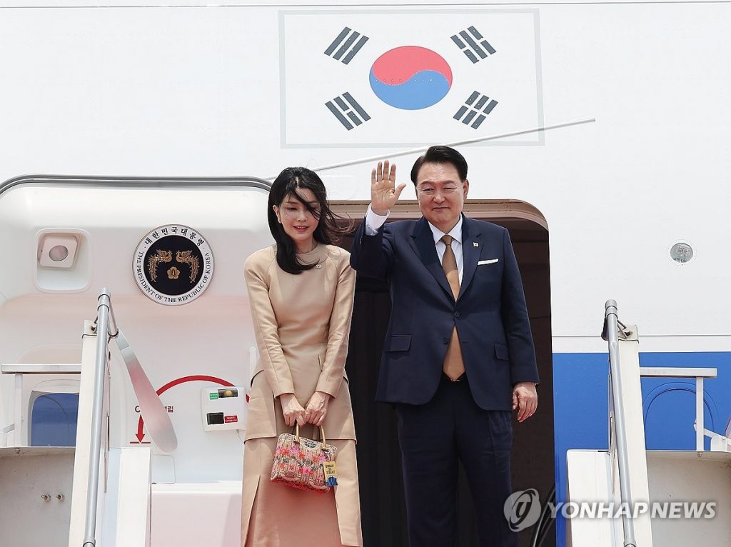 인도네시아 방문 일정을 마친 윤석열 대통령과 부인 김건희 여사가 자카르타 수카르노 하타 국제공항에서 인도로 출발하기전 전용기인 공군 1호기에 올라 환송객들에게 인사하고 있다. 2023.9.8