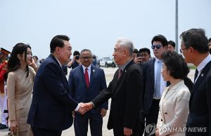 이상덕 대사, 尹대통령 환송… G20 인도로 출국