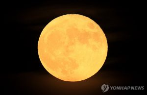 음력 8월 보름 한중일, 송편 먹는 추석·월병 먹는 중추절…”날은 같지만 달라”