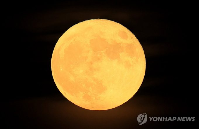 음력 8월 보름 한중일, 송편 먹는 추석·월병 먹는 중추절…”날은 같지만 달라”