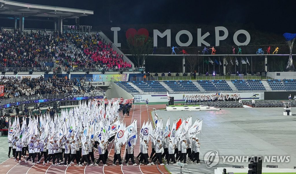 13일 오후 전남 목포종합경기장에서 열린 제104회 전국체육대회 개회식에서 기수단이 대회기를 들고 입장하고 있다. 2023.10.13