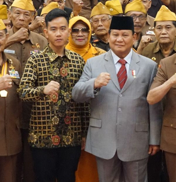 Prabowo Subianto 국방부 장관과 Gibran Rakabuming Raka 솔로시장은 국가 재향 군인의 날(Harvetnas) 기념 행사에 참석하고 있다. 2023.10.8