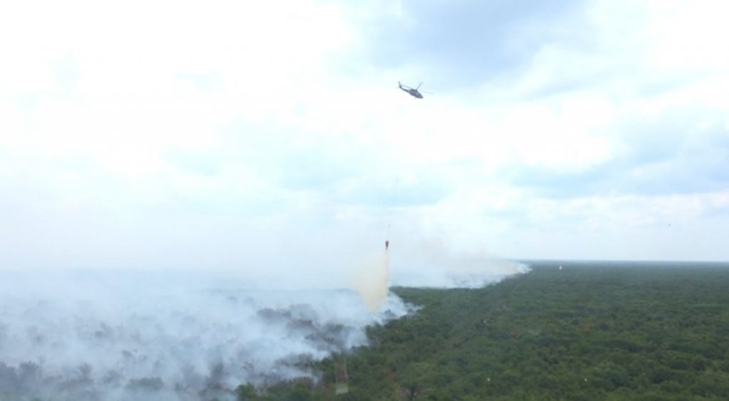 "저 연기 어디로 가나" 국립재난관리청(BNPB)은 지난 9월 12일 남부 수마트라에서 산불 진압하기 위해 헬리콥터를 투입하고 있다. 2023.9.12 사진 국립재난관리청(BNPB) 항공팀 한인포스트 