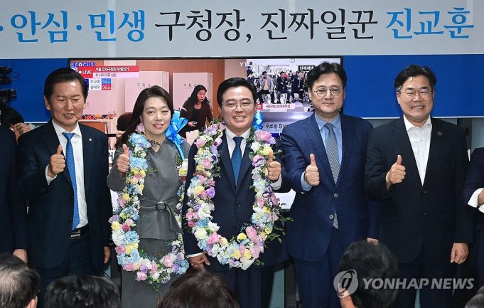 총선 앞둔 강서구청장 선거 민주당 17.15%p 격차로 낙승…與, 총선 위기감