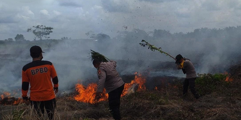 지역 재난 관리청(BPBD) 직원들이 중부 칼리만탄 산불을 진화하고 있다. 2022.8 재난관리청
